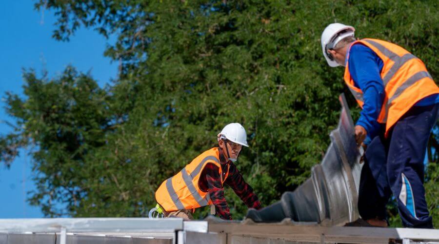 Professional gutter cleaning in West Hills, CA